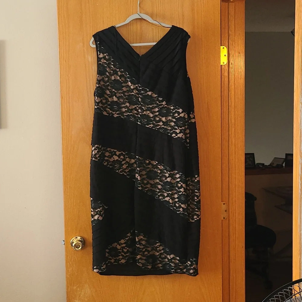 Adrianna Papell Women Size 22W Black and Beige dress - Picture 2 of 3